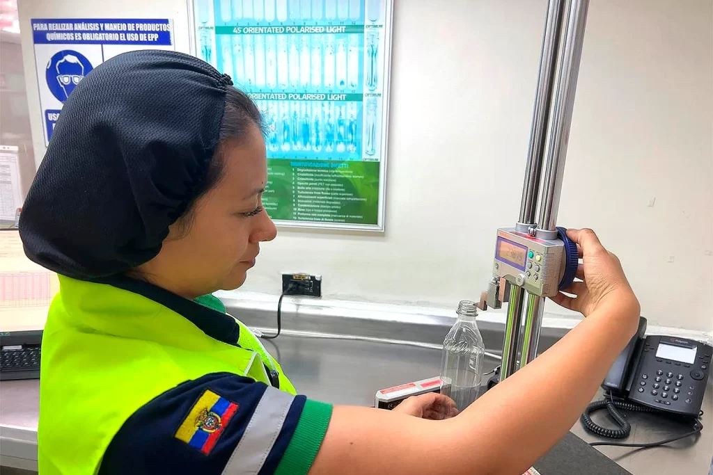 Colaboradora de SMI revisando una botella ligera en laboratorio