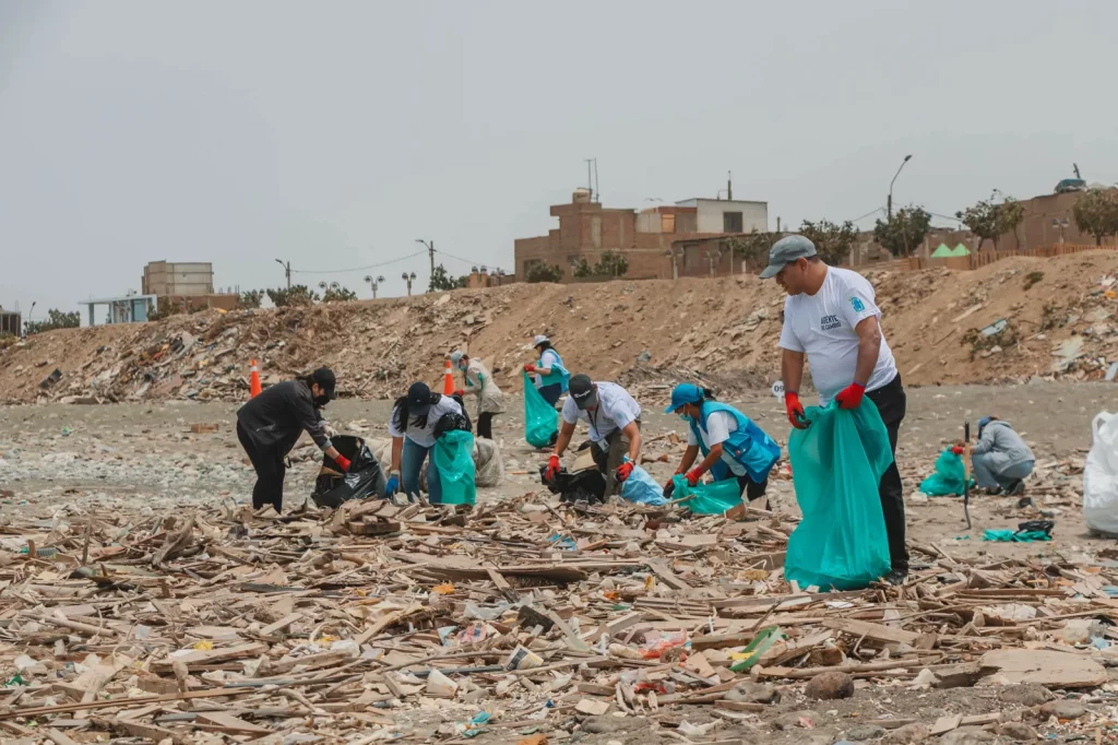 Voluntarios recolectando residuos plásticos en una jornada de limpieza